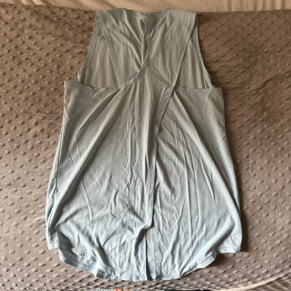 Old navy active top - Picture 2 of 3